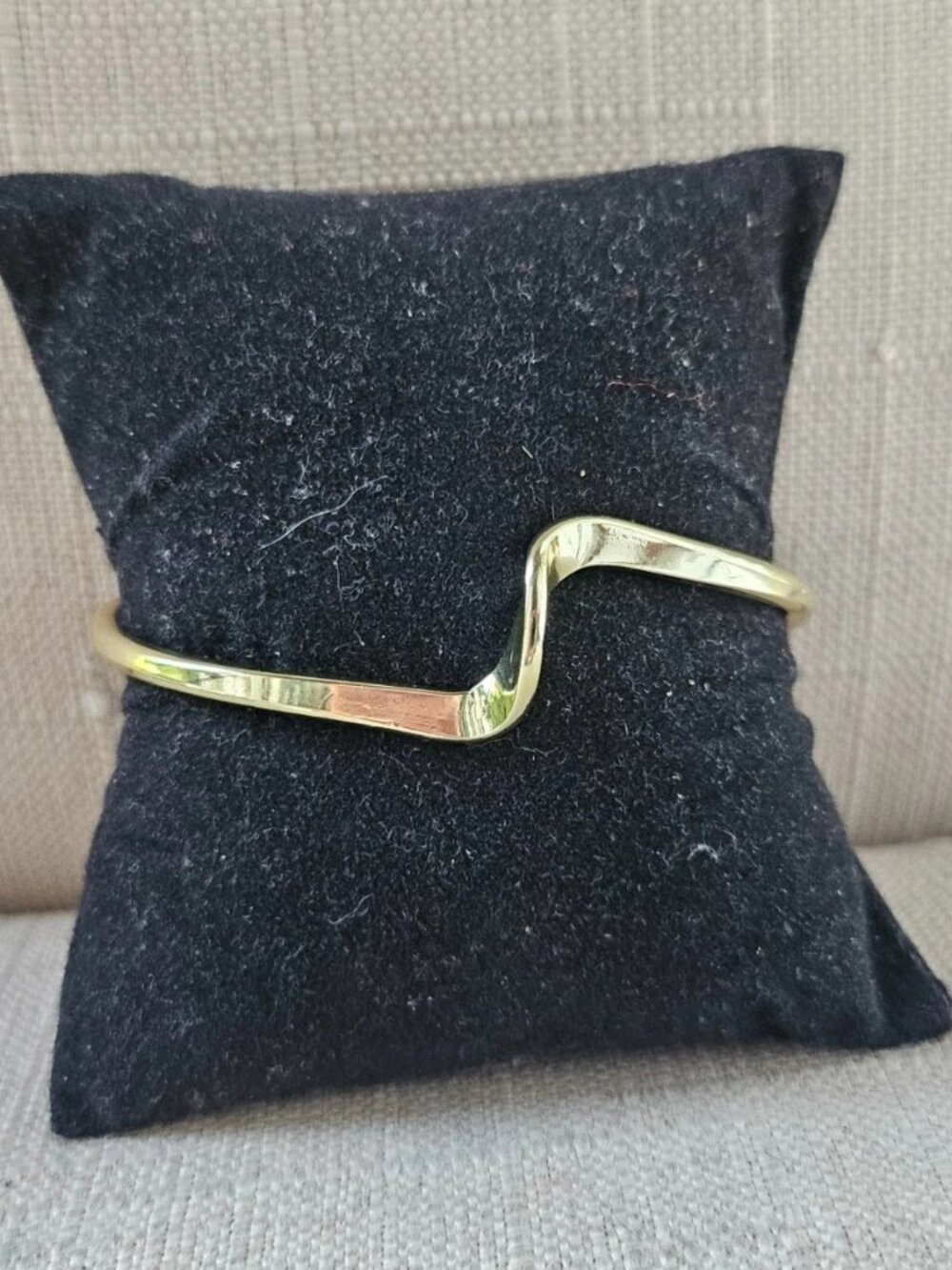 Fashion Bracelet Gold Tone Fashion Wrist Jewelry Wristband Size 5.5 inches - Picture 7 of 10